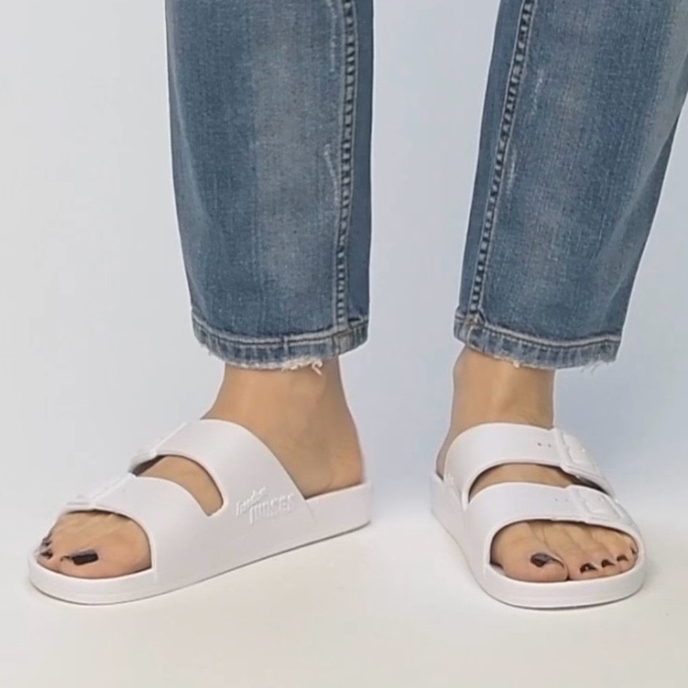 Freedom Moses | white fixed buckle sandal